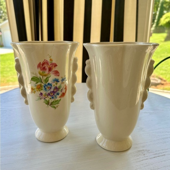 1950’S SET/2 , FLORAL VASES. SOFT CREAM COLOR WITH ONE SIDED FLORAL DESIGN. - Picture 4 of 12